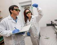 New light-activated catalyst grabs CO2 to make ingredients for fuel