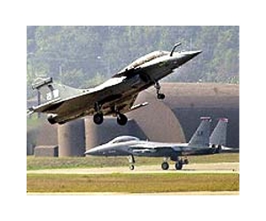 Europe's grounded air forces battle ash cloud
