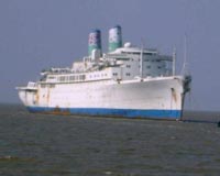 India blocks break-up of 'toxic' US ship: local official