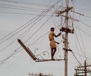India: no electricity prompts fire ritual