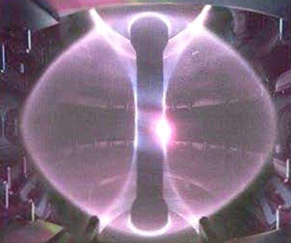 Leveraging magnetic field flaws for enhanced plasma stability in a fusion reactor
