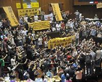 Taiwan speaker offers concessions to end parliament seizure