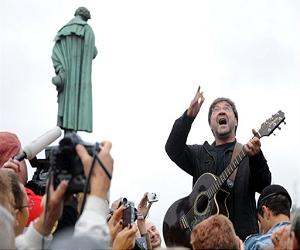 Two thousand defy ban on Moscow rock protest