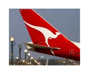 'Very rare' oxygen bottle blast holed Qantas jet: probe