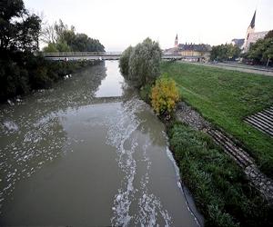 Hungarians unite as 'worst-ever' floods threaten Budapest