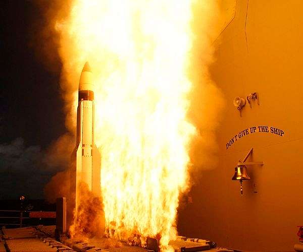 USS Paul Ignatius fires Standard Missile-3 interceptors in test