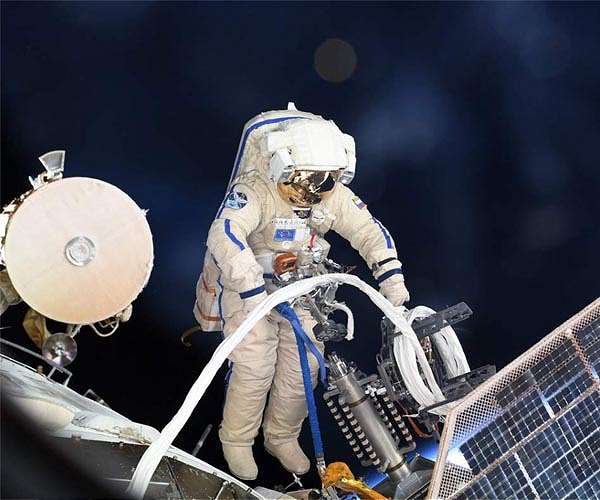 Russian cosmonauts wrap up spacewalk