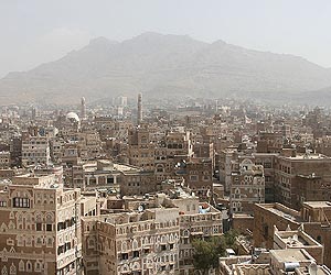 Gunmen attack police transporting arms dealer in Sanaa