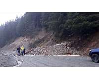 Mudslide traps 500 tourists in Canadian ski resort