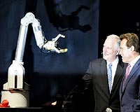Schwarzenegger tells techies to go 'green'