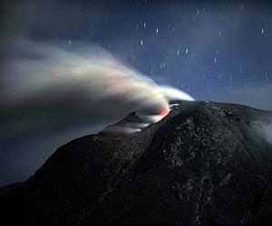 Thousands flee as Indonesian volcano erupts