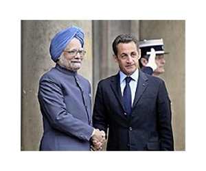 Sarkozy pushes nuclear deals in India