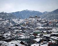 Early snowfall strands hundreds in Pakistan