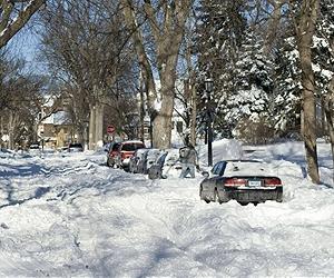 Blizzard rocks US Midwest, East Coast braces