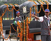India's humble rickshaw goes solar