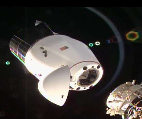 Dragon Mission on Hold as Astronauts Conduct Eye Exams, Spacesuit Work