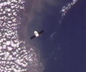 SpaceX makes final approach to space station