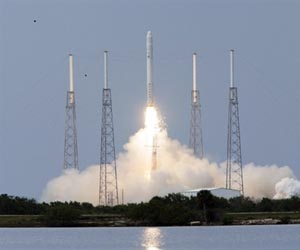 Space X Launches Falcon 9 On First Test Flight