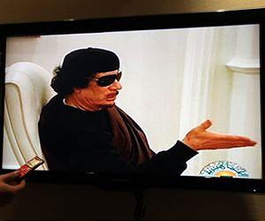ICC courts Kadhafi aides, Libya blasts warrant