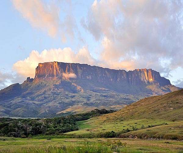 Venezuela opens probe into table-top mountain 'party'