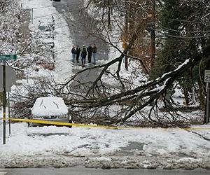 Winter storm kills 13 in US, threatens holiday travel