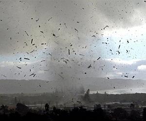 Wild winds hit Australian coast amid flood warnings