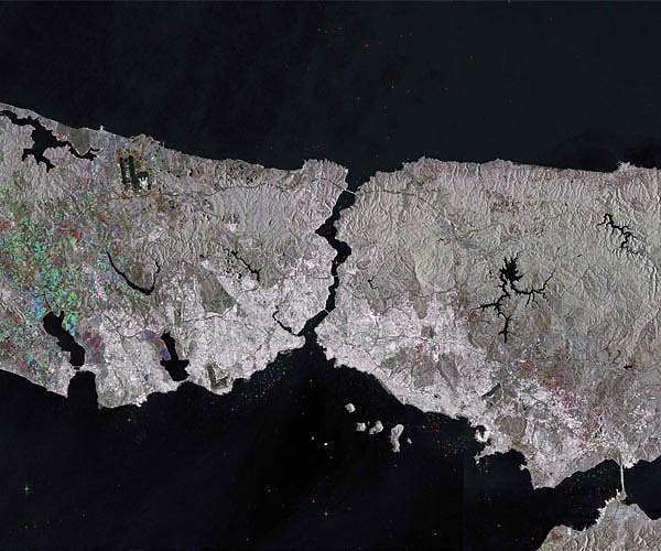 Turkey wildfire halts traffic in Dardanelles Strait