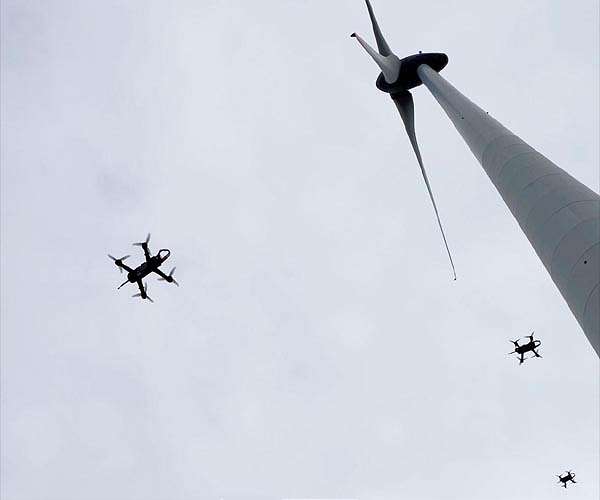 DLR measures flow phenomena around wind turbines with a swarm of drones
