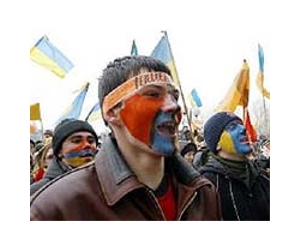 US weighs Ukraine sanctions, warns against military force