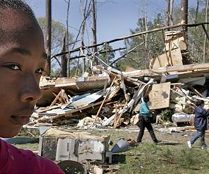 'Lives at stake' in hunt for US tornado survivors
