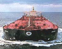 Pirates holding Greek supertanker warn against navy raid