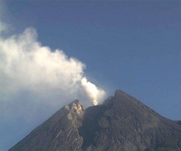 Hundreds flee their homes as Indonesian volcano erupts