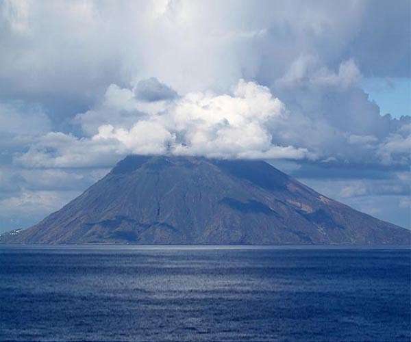 Using a volcano's eruption 'memory' to forecast dangerous follow-on explosions