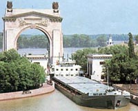 Analysis: Foreigners ply Volga-Don Canal