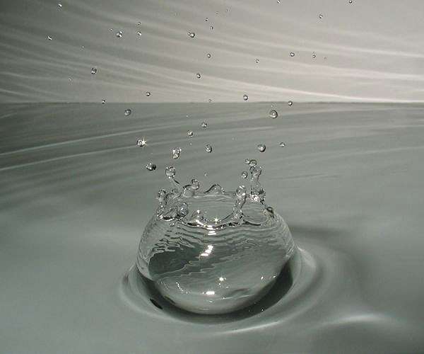 'Microlightning' in water droplets may have sparked life on Earth