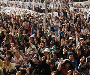 Thousands protest at Japanese embassy in Beijing