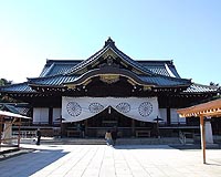 Japanese politicians visit controversial war shrine